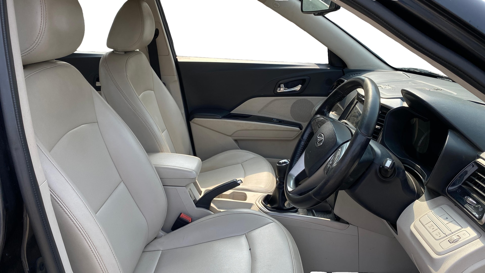 View 2019 Mahindra XUV300 W4 Petrol BS IV Image 28 Used 2019 Mahindra XUV300 W4 Petrol BS IV Image 28