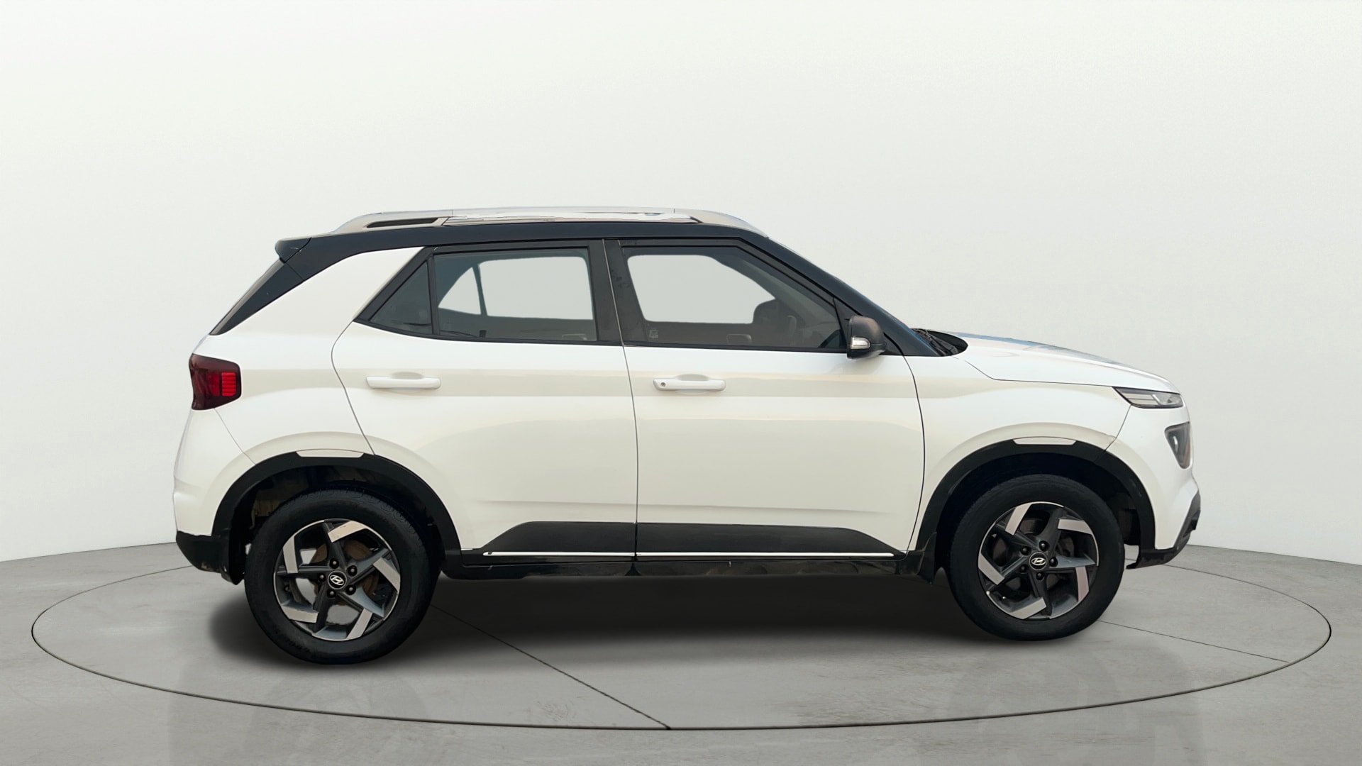 View 2019 Hyundai Venue SX 1.4 Diesel Dual Tone BS IV Image 8 Used 2019 Hyundai Venue SX 1.4 Diesel Dual Tone BS IV Image 8