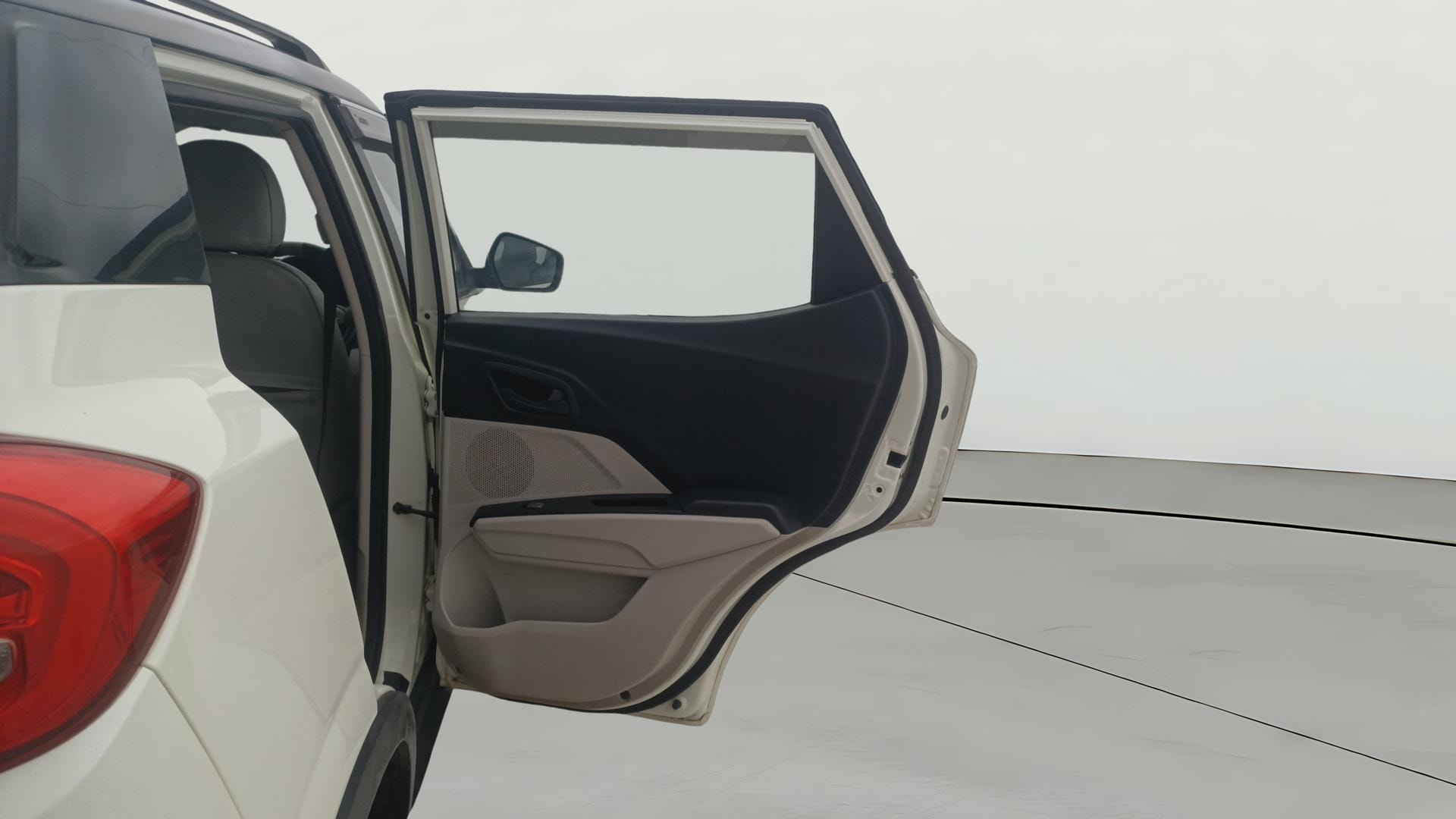 View 2021 Mahindra XUV300 W4 Petrol BS IV Image 7 Used 2021 Mahindra XUV300 W4 Petrol BS IV Image 7