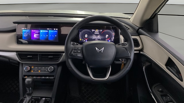 View Mahindra XUV700 Image 20 Used Mahindra XUV700 Image 20