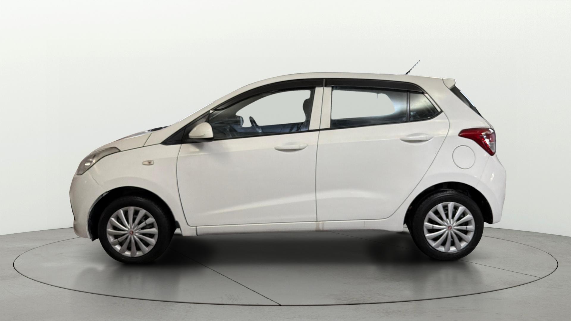 View 2016 Hyundai Grand i10 Magna 1.2 Kappa VTVT Image 5 Used 2016 Hyundai Grand i10 Magna 1.2 Kappa VTVT Image 5