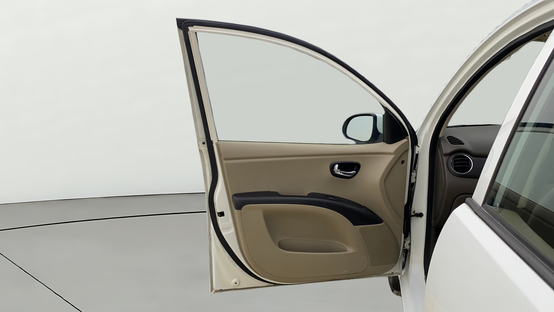 View 2013 Hyundai i10 1.2 Sportz AT Image 36 Used 2013 Hyundai i10 1.2 Sportz AT Image 36