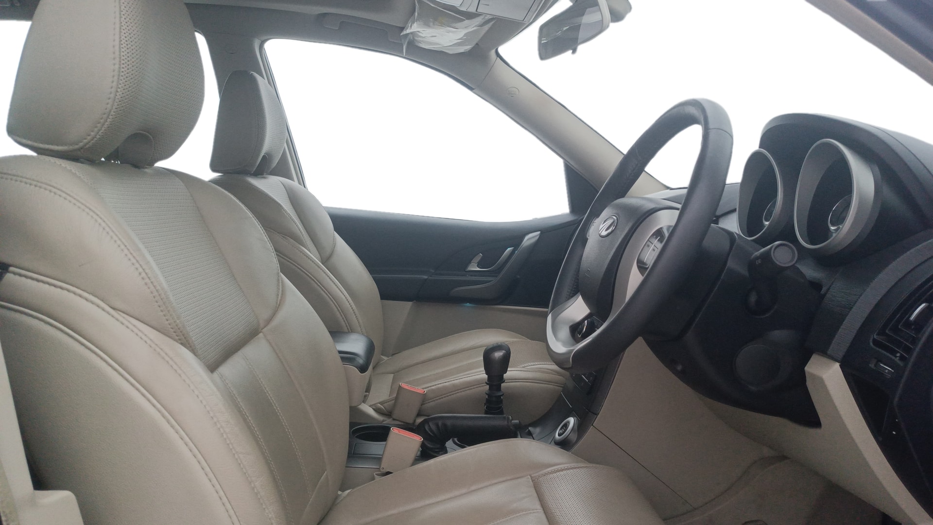 View 2016 Mahindra XUV500 W10 FWD Image 19 Used 2016 Mahindra XUV500 W10 FWD Image 19