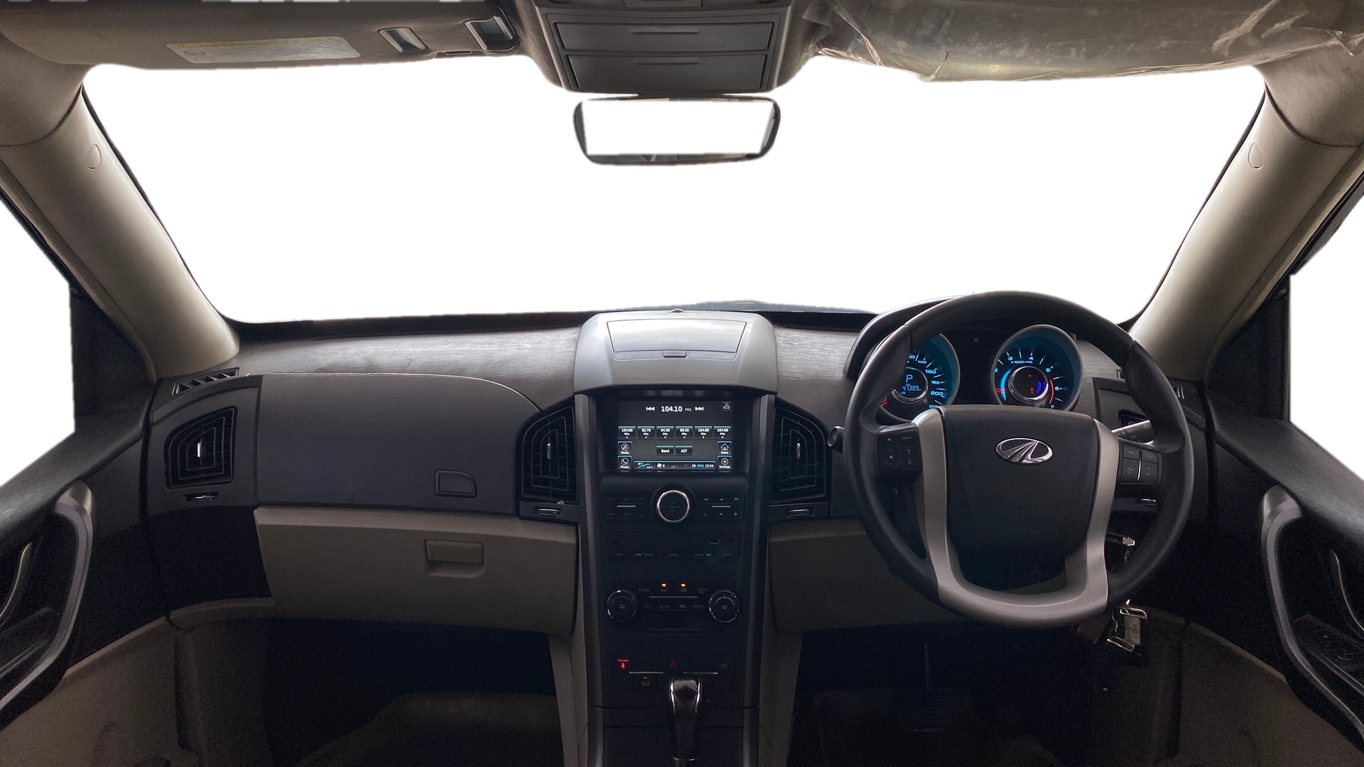 View 2018 Mahindra XUV500 W6 AT Image 16 Used 2018 Mahindra XUV500 W6 AT Image 16