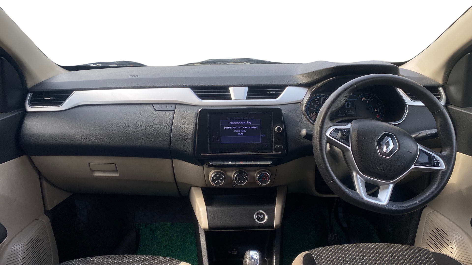 View 2021 Renault Triber RXZ AMT Image 16 Used 2021 Renault Triber RXZ AMT Image 16