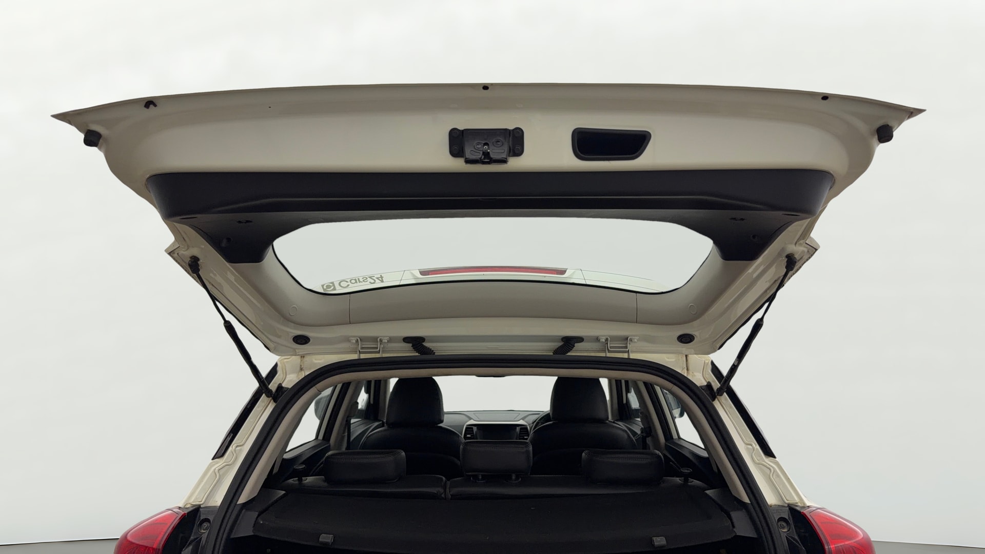 View 2022 Mahindra XUV300 W4 Petrol BS IV Image 16 Used 2022 Mahindra XUV300 W4 Petrol BS IV Image 16