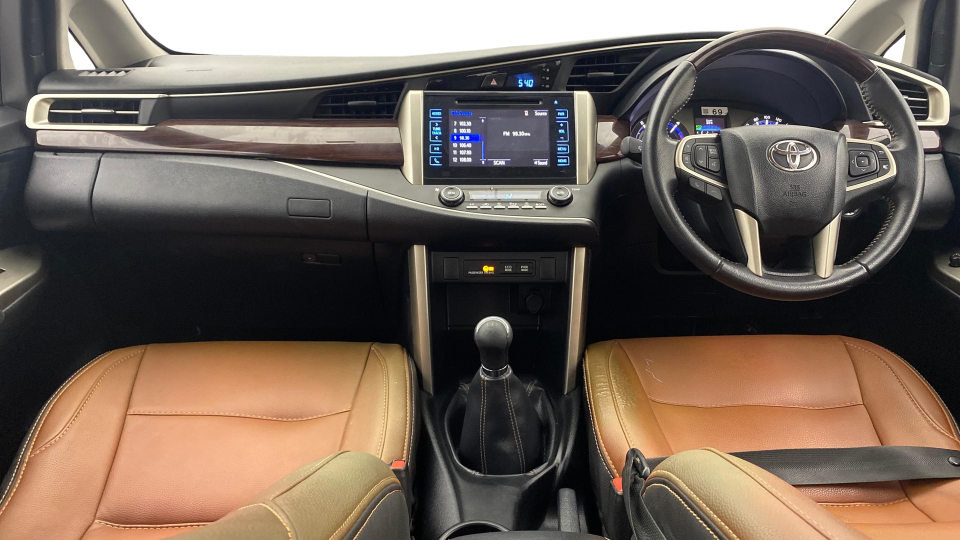 View 2017 Toyota Innova Crysta 2.4 VX MT 7-Seater BS IV Image 16 Used 2017 Toyota Innova Crysta 2.4 VX MT 7-Seater BS IV Image 16