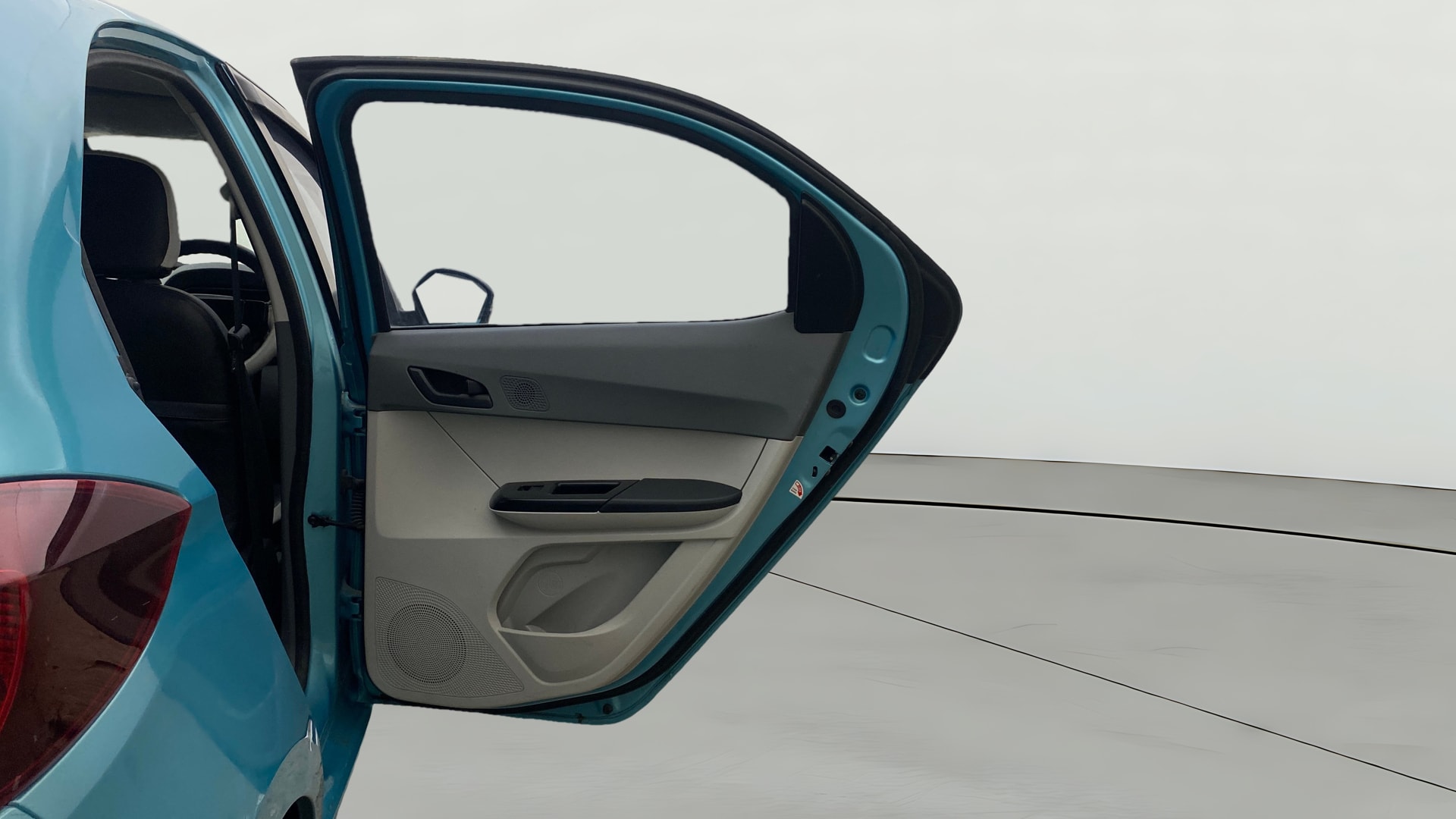 View 2025 Tata Tiago Revotorq XB Image 7 Used 2025 Tata Tiago Revotorq XB Image 7