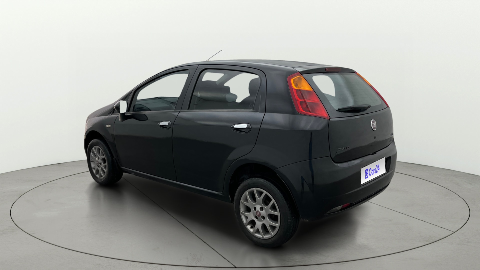 View 2013 Fiat Grande Punto 1.3 Emotion Pack 90 HP Image 2 Used 2013 Fiat Grande Punto 1.3 Emotion Pack 90 HP Image 2