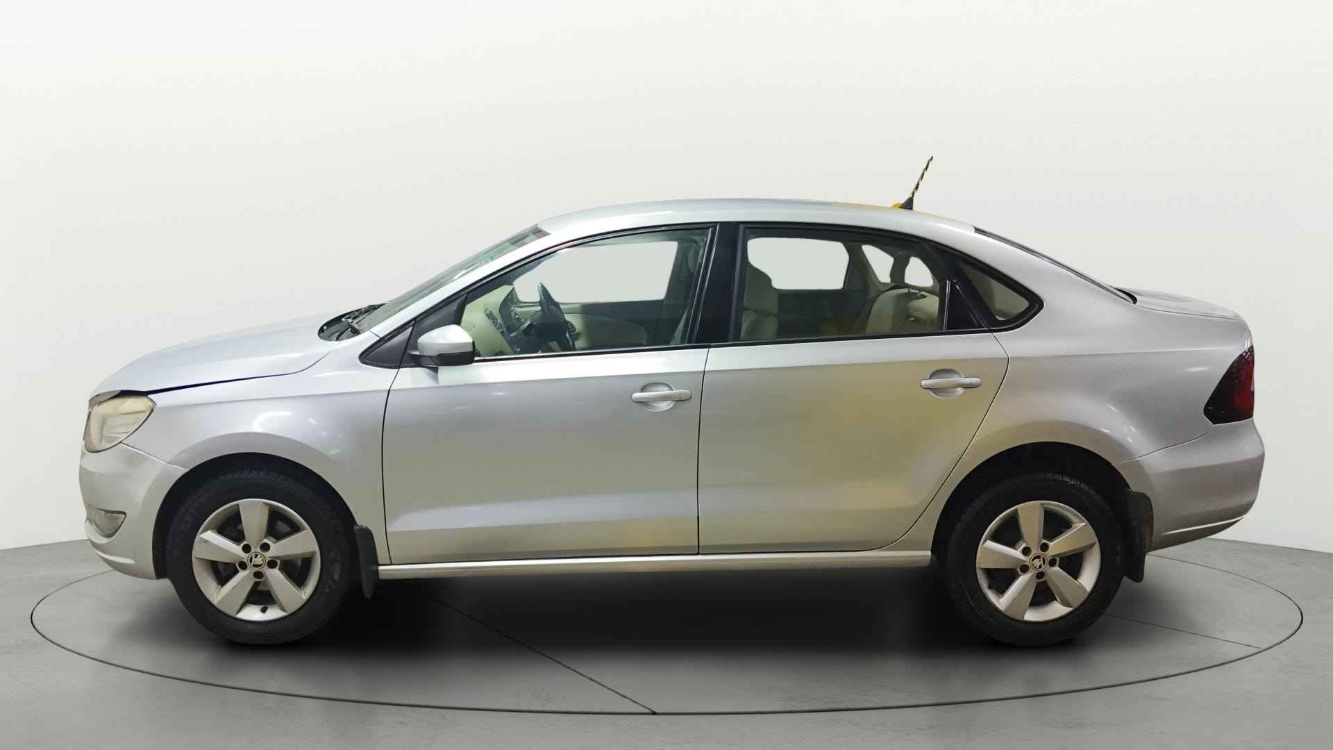 View 2016 Skoda Rapid 1.5 TDI CR Style BS IV Image 5 Used 2016 Skoda Rapid 1.5 TDI CR Style BS IV Image 5