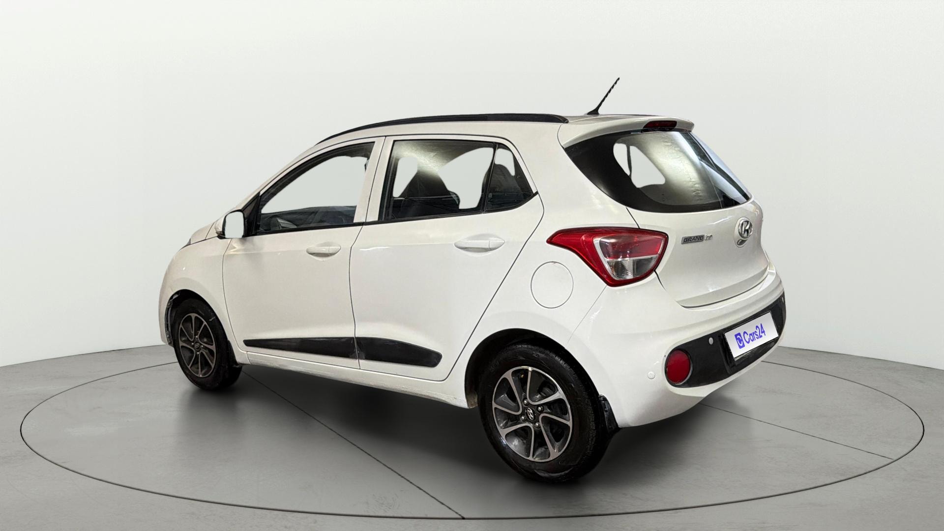 View 2018 Hyundai Grand i10 1.2 Sportz AT Petrol Image 2 Used 2018 Hyundai Grand i10 1.2 Sportz AT Petrol Image 2