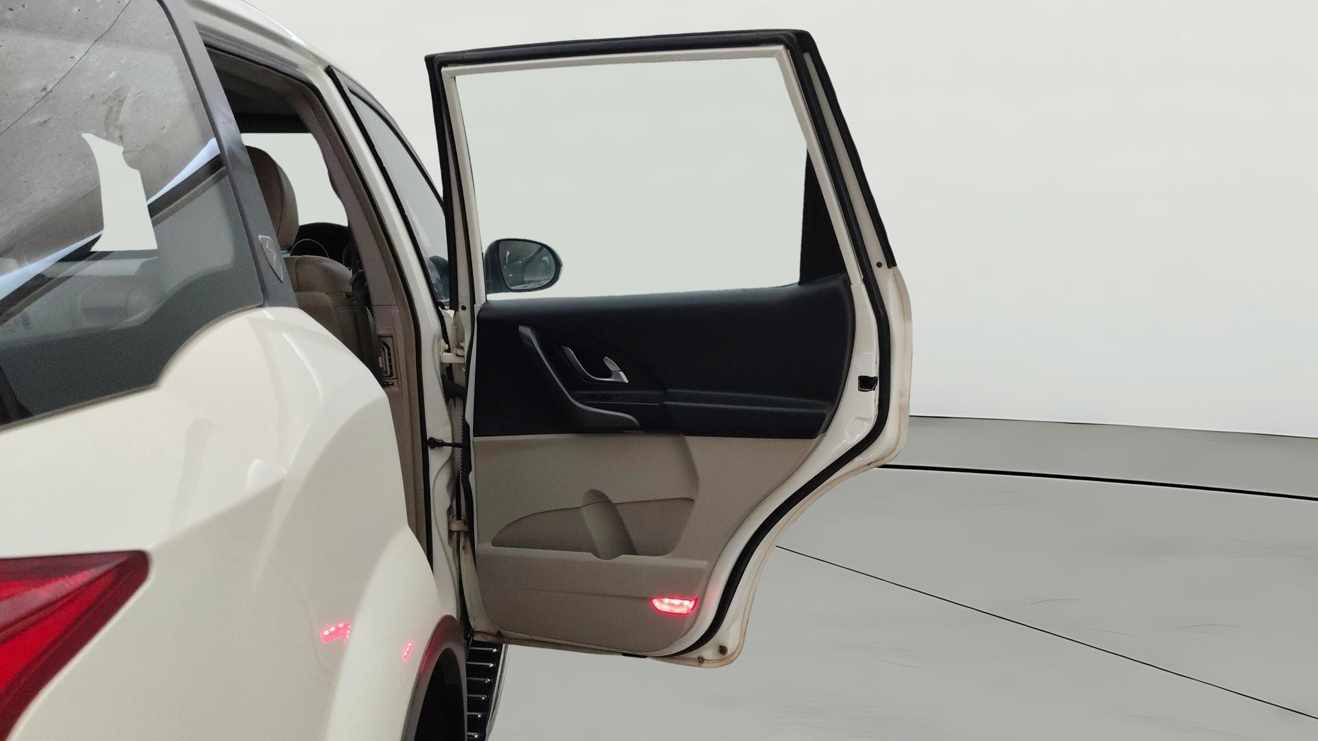 View 2017 Mahindra XUV500 G AT Image 6 Used 2017 Mahindra XUV500 G AT Image 6