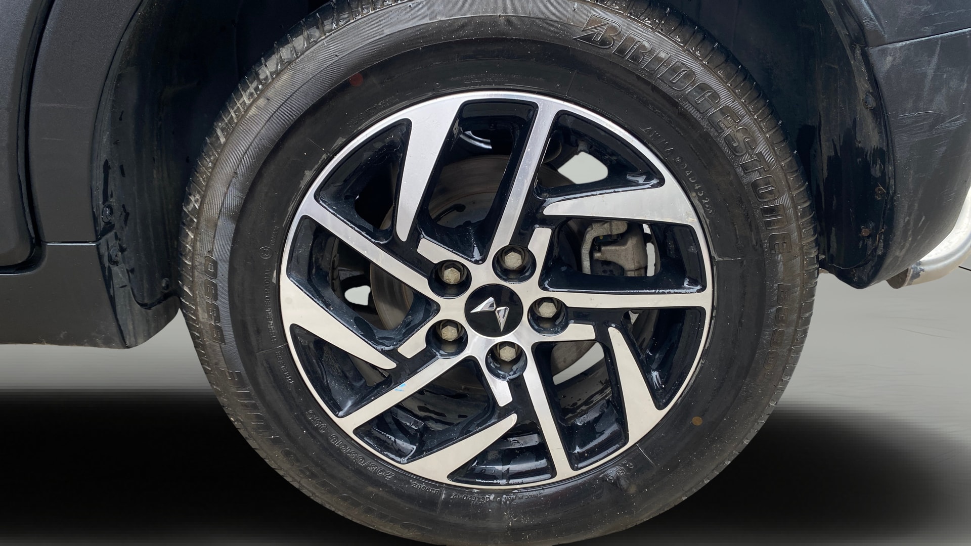 View 2024 Mahindra XUV 3XO AX5 1.2 L TCMPFi Image 11 Used 2024 Mahindra XUV 3XO AX5 1.2 L TCMPFi Image 11