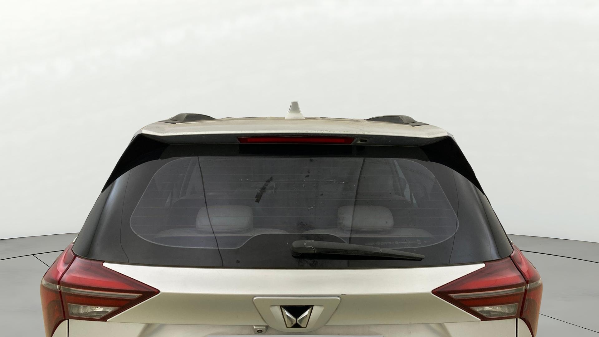 View 2022 Mahindra XUV700 MX Petrol 5 STR Image 4 Used 2022 Mahindra XUV700 MX Petrol 5 STR Image 4