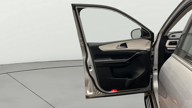 View Mahindra XUV700 Image 40 Used Mahindra XUV700 Image 40
