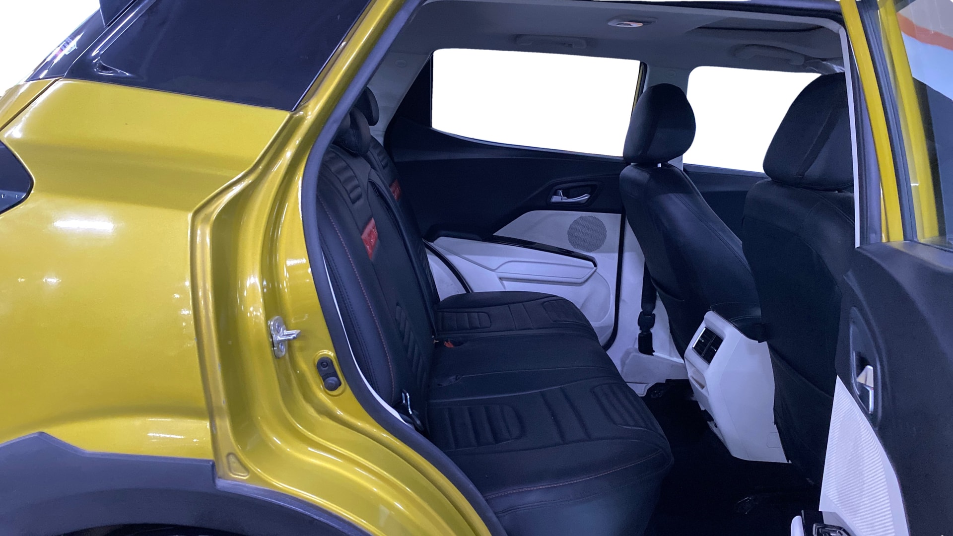 View 2024 Mahindra XUV 3XO AX5 1.2 L TCMPFi Image 35 Used 2024 Mahindra XUV 3XO AX5 1.2 L TCMPFi Image 35