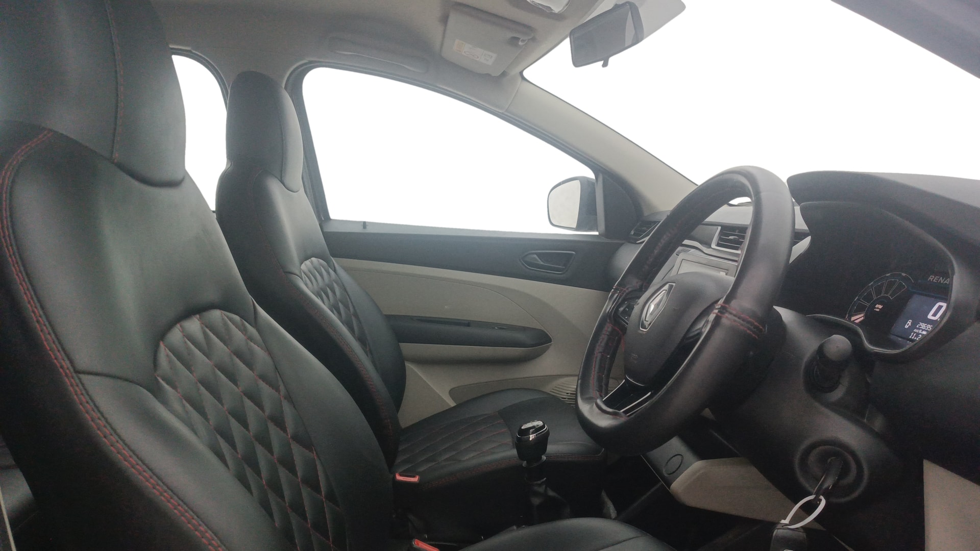 View 2021 Renault Triber RXT Image 17 Used 2021 Renault Triber RXT Image 17