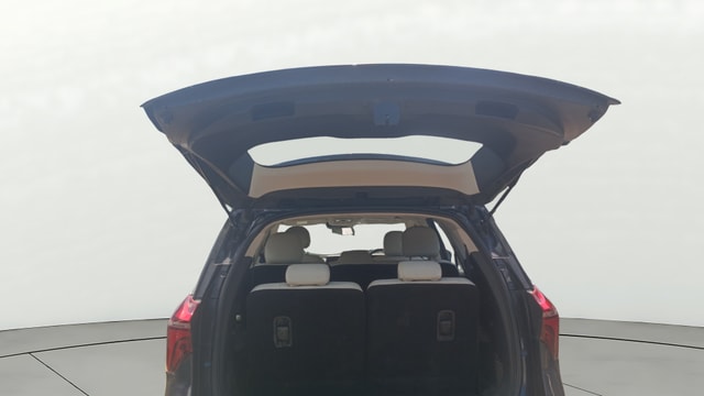 View Mahindra XUV700 Image 17 Used Mahindra XUV700 Image 17