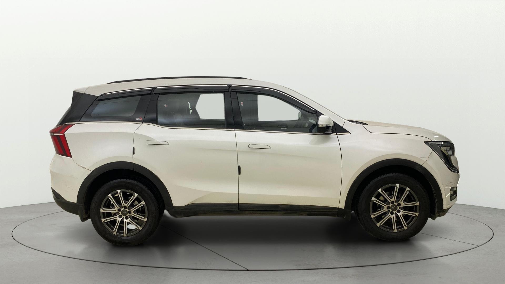 View 2023 Mahindra XUV700 MX Petrol 5 STR Image 29 Used 2023 Mahindra XUV700 MX Petrol 5 STR Image 29