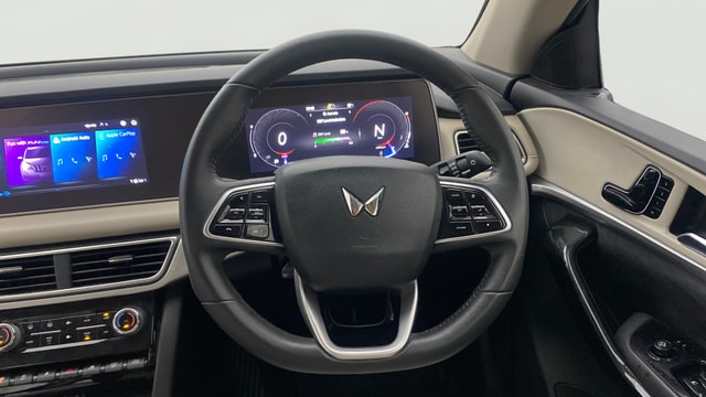 View Mahindra XUV700 Image 14 Used Mahindra XUV700 Image 14