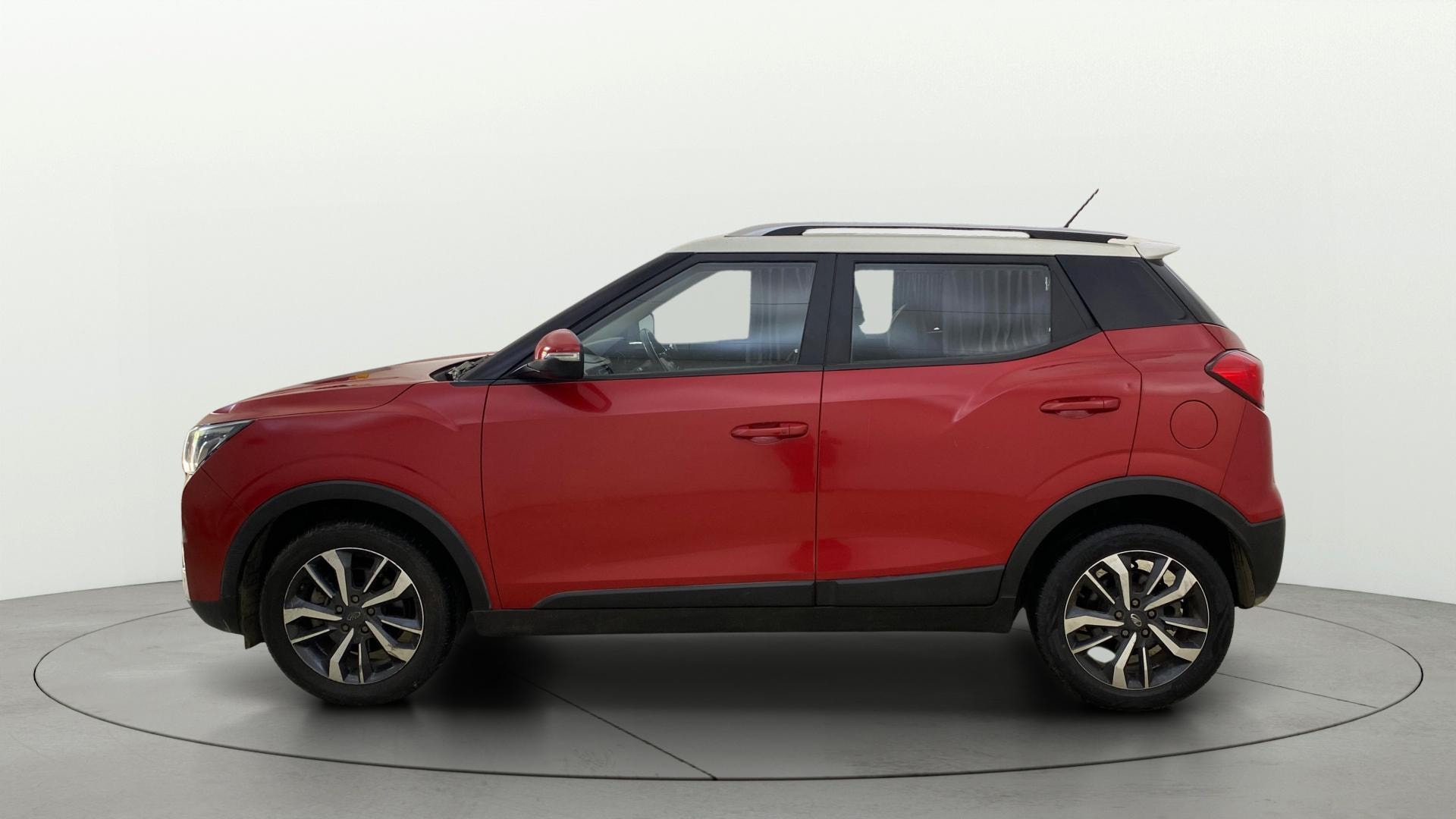 View 2019 Mahindra XUV300 W4 Petrol BS IV Image 5 Used 2019 Mahindra XUV300 W4 Petrol BS IV Image 5