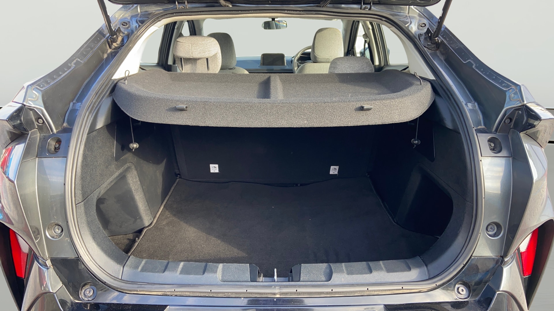View 2025 Tata Curvv Smart 1.2 Revotron Petrol 6MT Image 38 Used 2025 Tata Curvv Smart 1.2 Revotron Petrol 6MT Image 38
