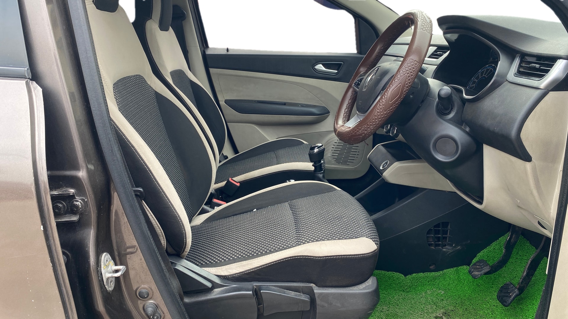 View 2022 Renault Triber RXZ Image 18 Used 2022 Renault Triber RXZ Image 18