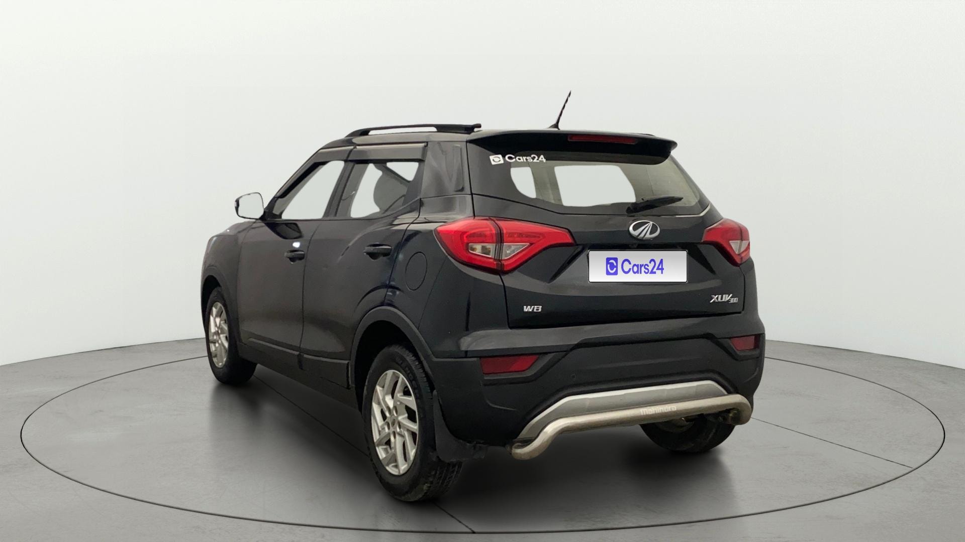 View 2022 Mahindra XUV300 W4 Petrol BS IV Image 2 Used 2022 Mahindra XUV300 W4 Petrol BS IV Image 2