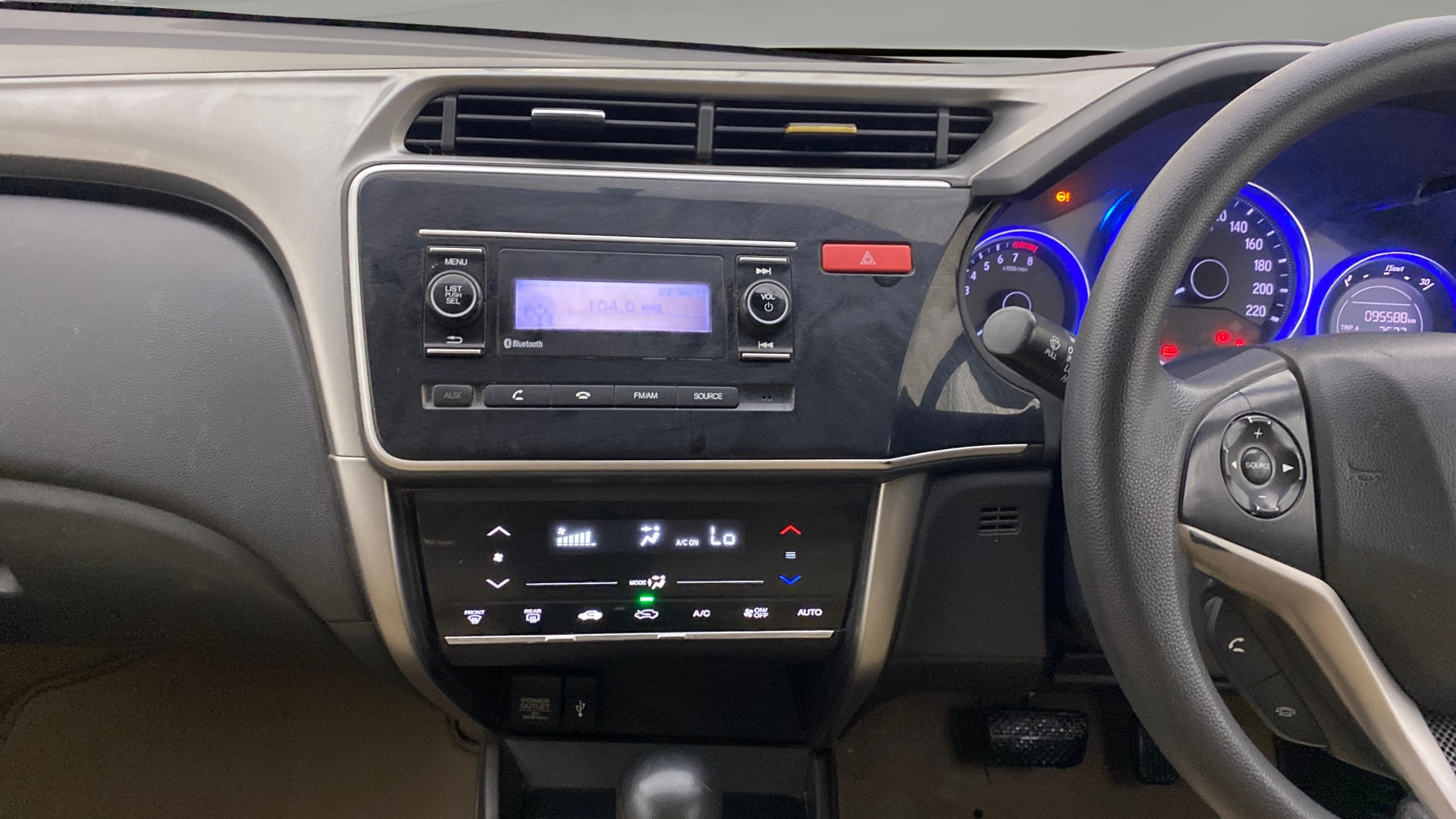 View 2015 Honda City ZX MT Diesel Anniversary Edition Image 18 Used 2015 Honda City ZX MT Diesel Anniversary Edition Image 18