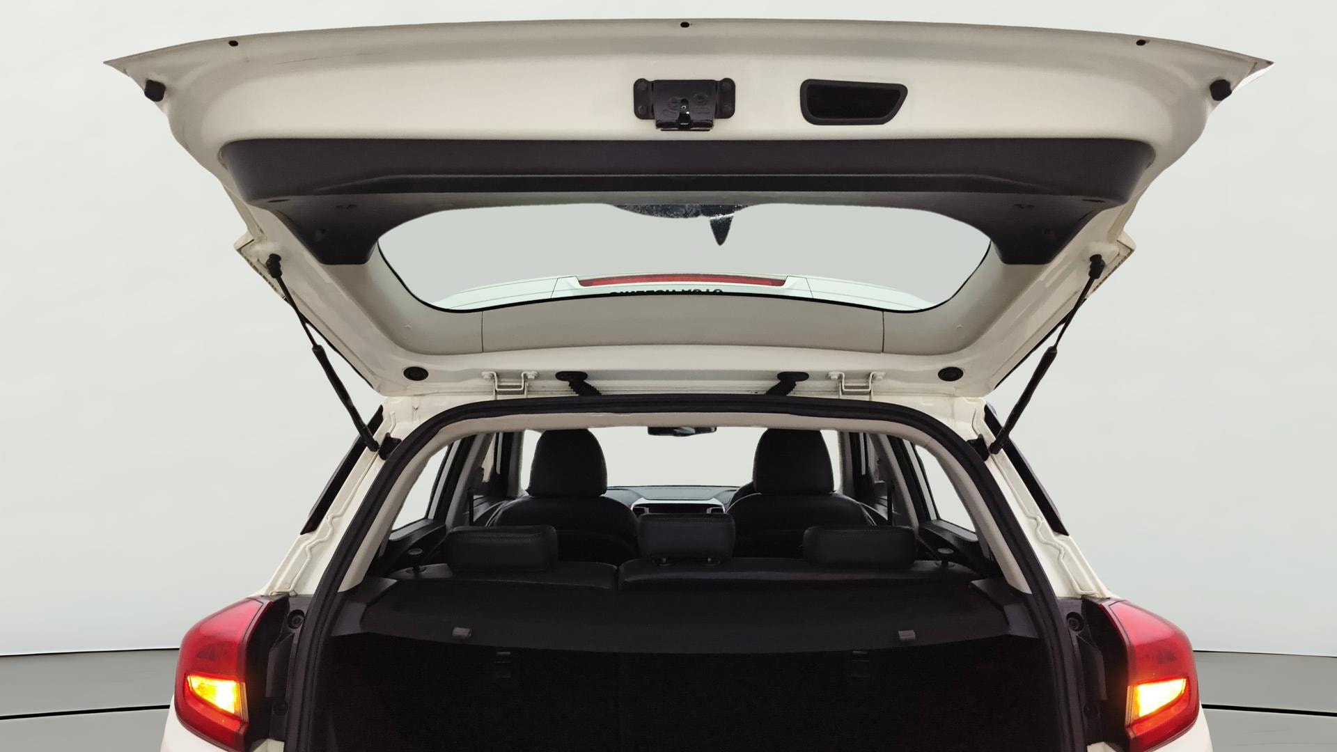 View 2023 Mahindra XUV300 W4 Petrol BS IV Image 32 Used 2023 Mahindra XUV300 W4 Petrol BS IV Image 32