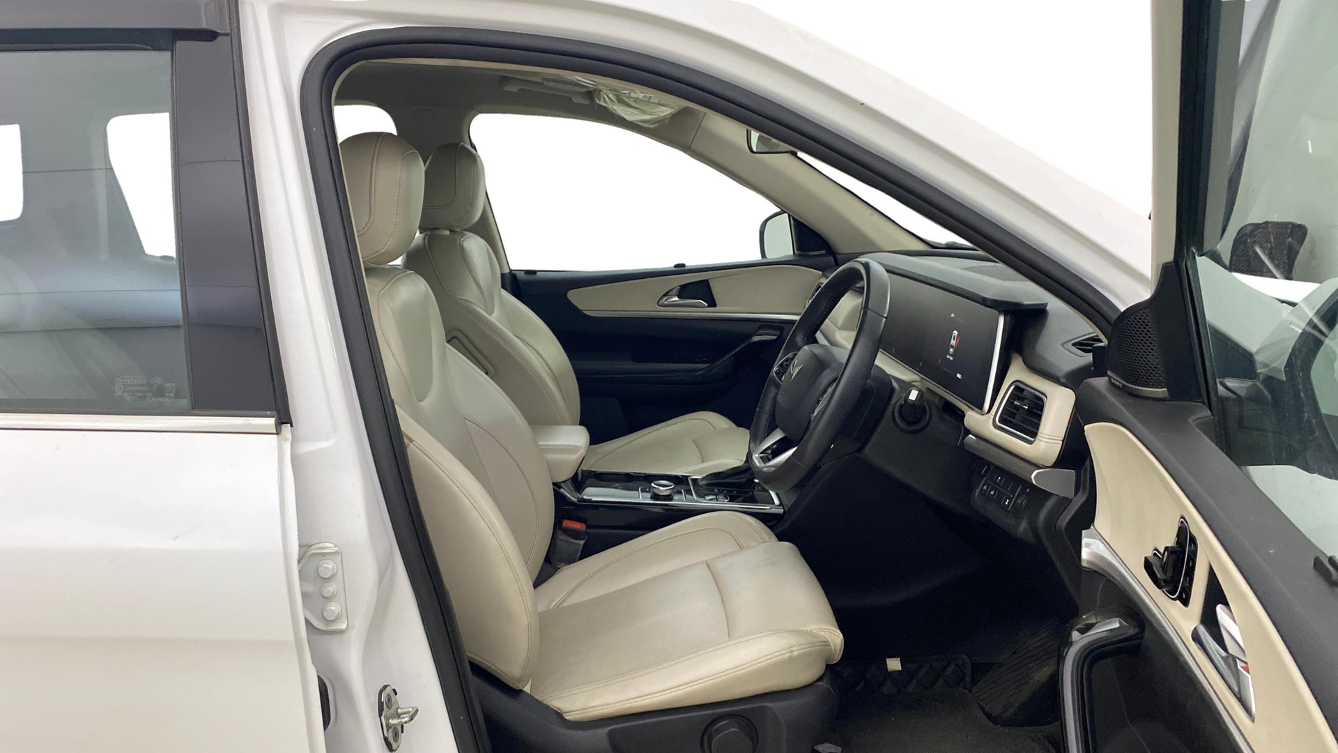 View 2023 Mahindra XUV700 MX Petrol 5 STR Image 19 Used 2023 Mahindra XUV700 MX Petrol 5 STR Image 19