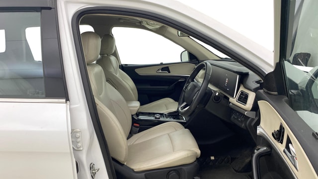 View Mahindra XUV700 Image 19 Used Mahindra XUV700 Image 19