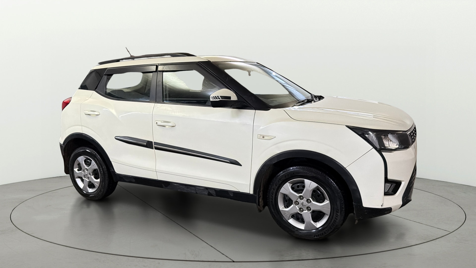 View 2023 Mahindra XUV300 W4 Petrol BS IV Image 21 Used 2023 Mahindra XUV300 W4 Petrol BS IV Image 21