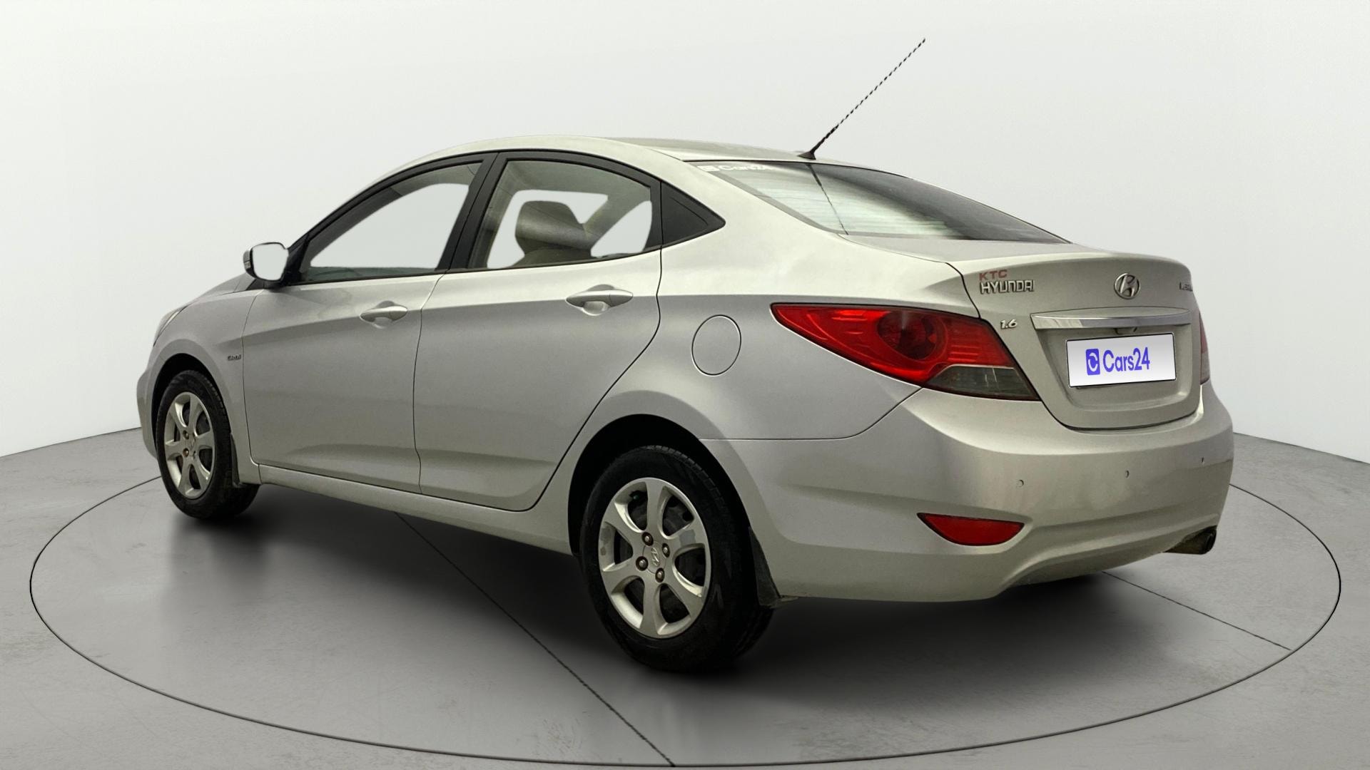 View 2013 Hyundai Fluidic Verna 1.6 CRDI EX Image 2 Used 2013 Hyundai Fluidic Verna 1.6 CRDI EX Image 2