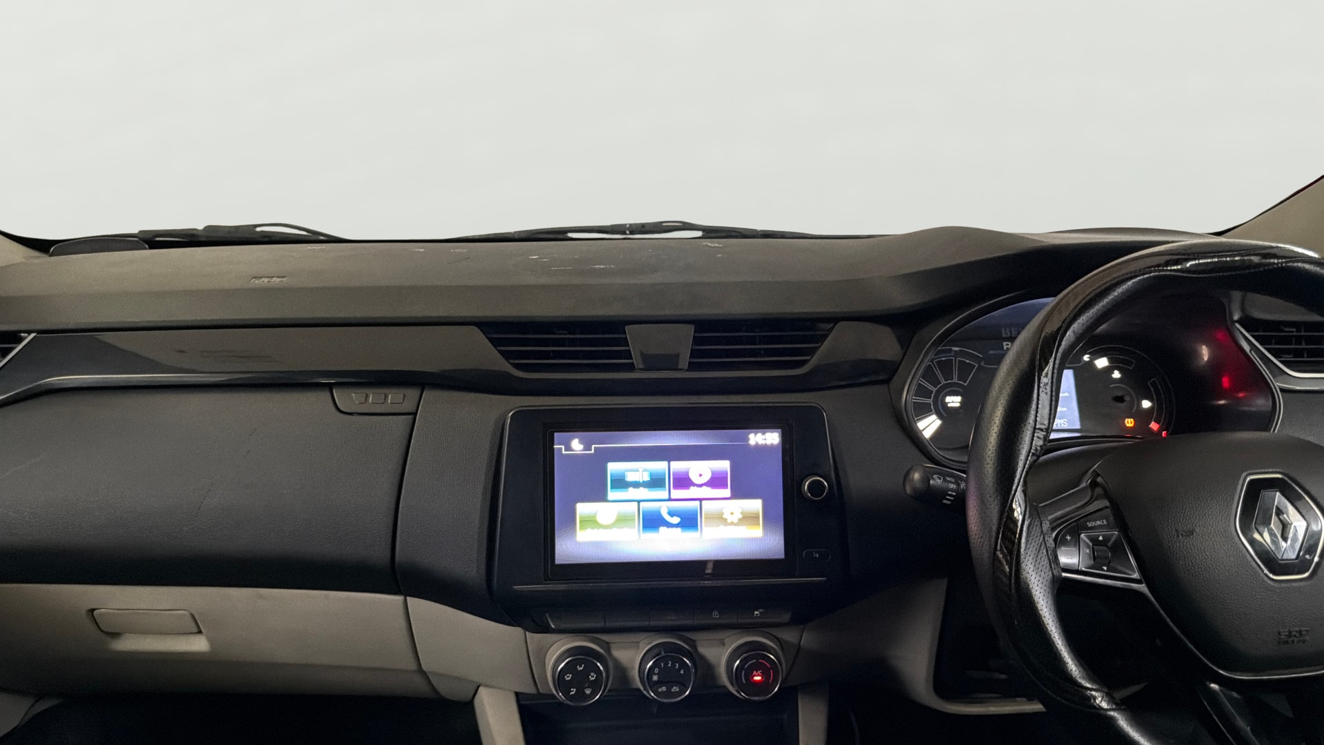 View 2023 Renault Triber RXT Image 18 Used 2023 Renault Triber RXT Image 18
