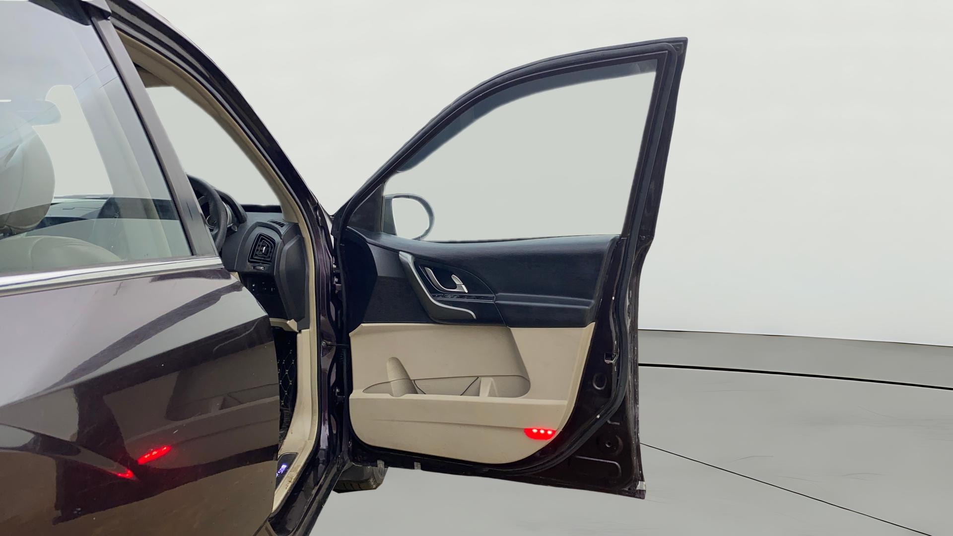 View 2017 Mahindra XUV500 W10 FWD Image 48 Used 2017 Mahindra XUV500 W10 FWD Image 48