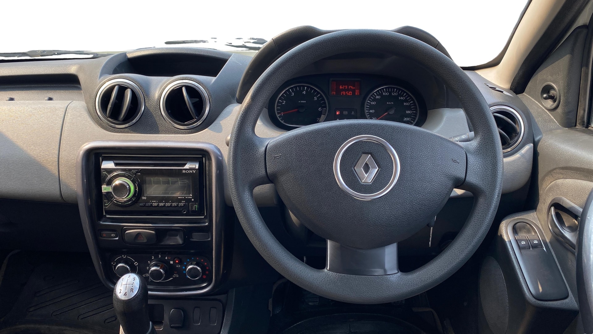 View 2015 Renault Duster Petrol RXE BS IV Image 20 Used 2015 Renault Duster Petrol RXE BS IV Image 20
