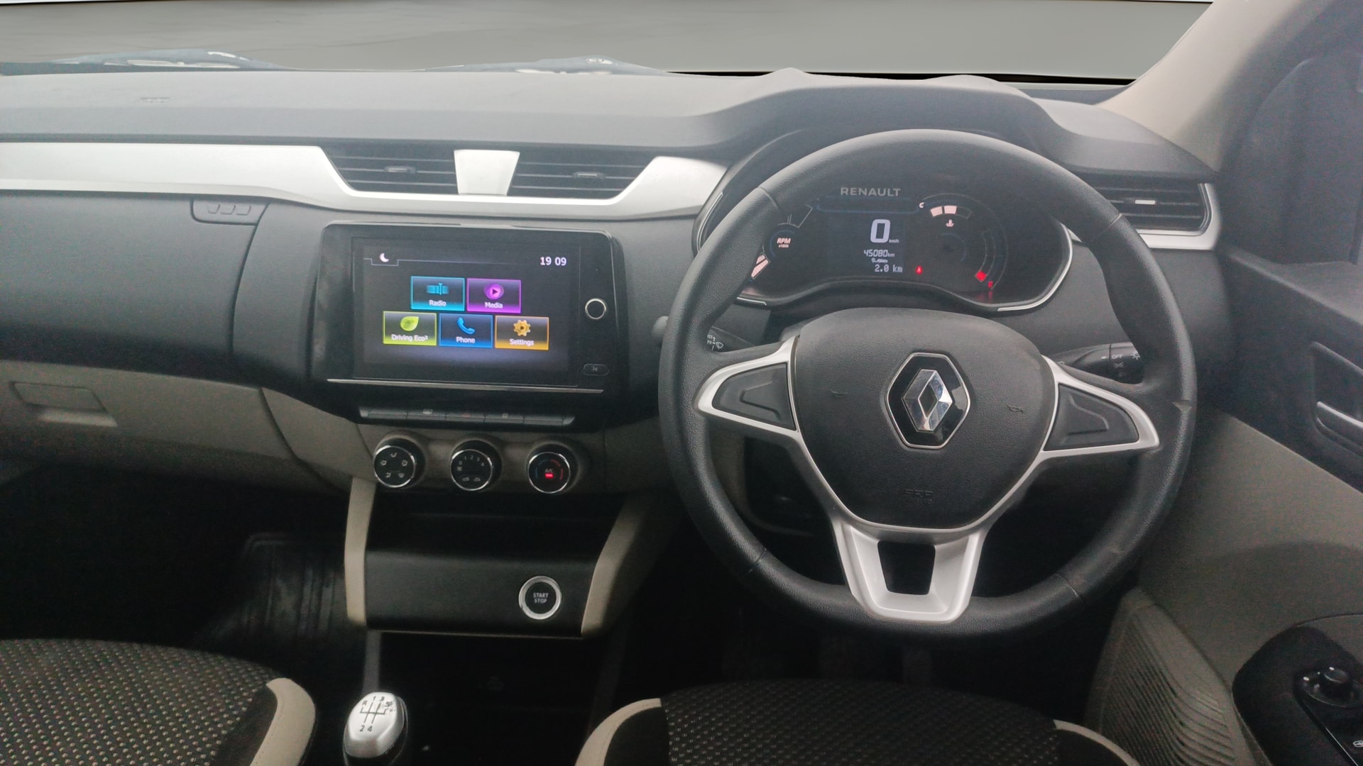 View 2019 Renault Triber RXZ Image 13 Used 2019 Renault Triber RXZ Image 13