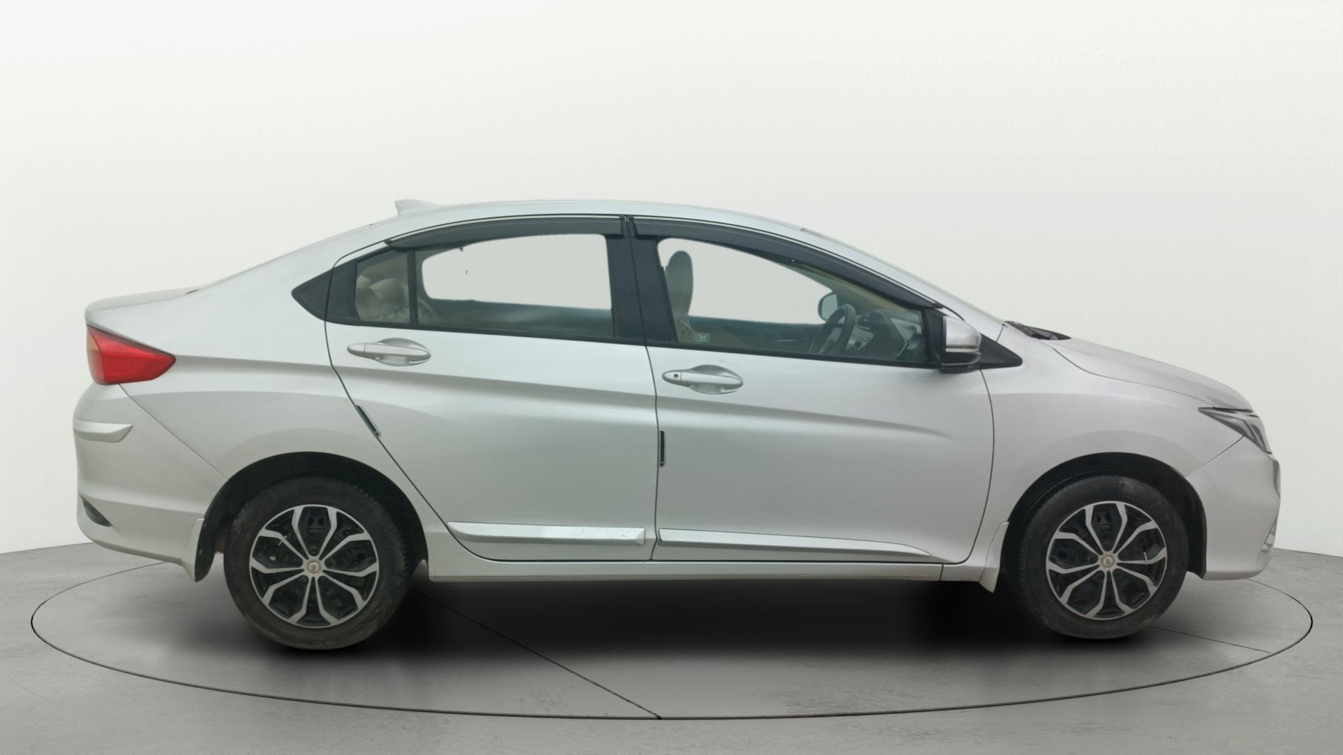 View 2017 Honda City ZX MT Diesel Anniversary Edition Image 9 Used 2017 Honda City ZX MT Diesel Anniversary Edition Image 9