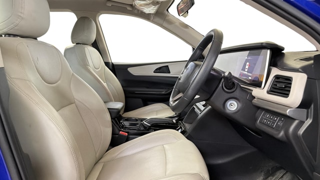 View Mahindra XUV700 Image 17 Used Mahindra XUV700 Image 17