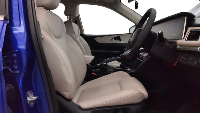 View Mahindra XUV700 Image 28 Used Mahindra XUV700 Image 28