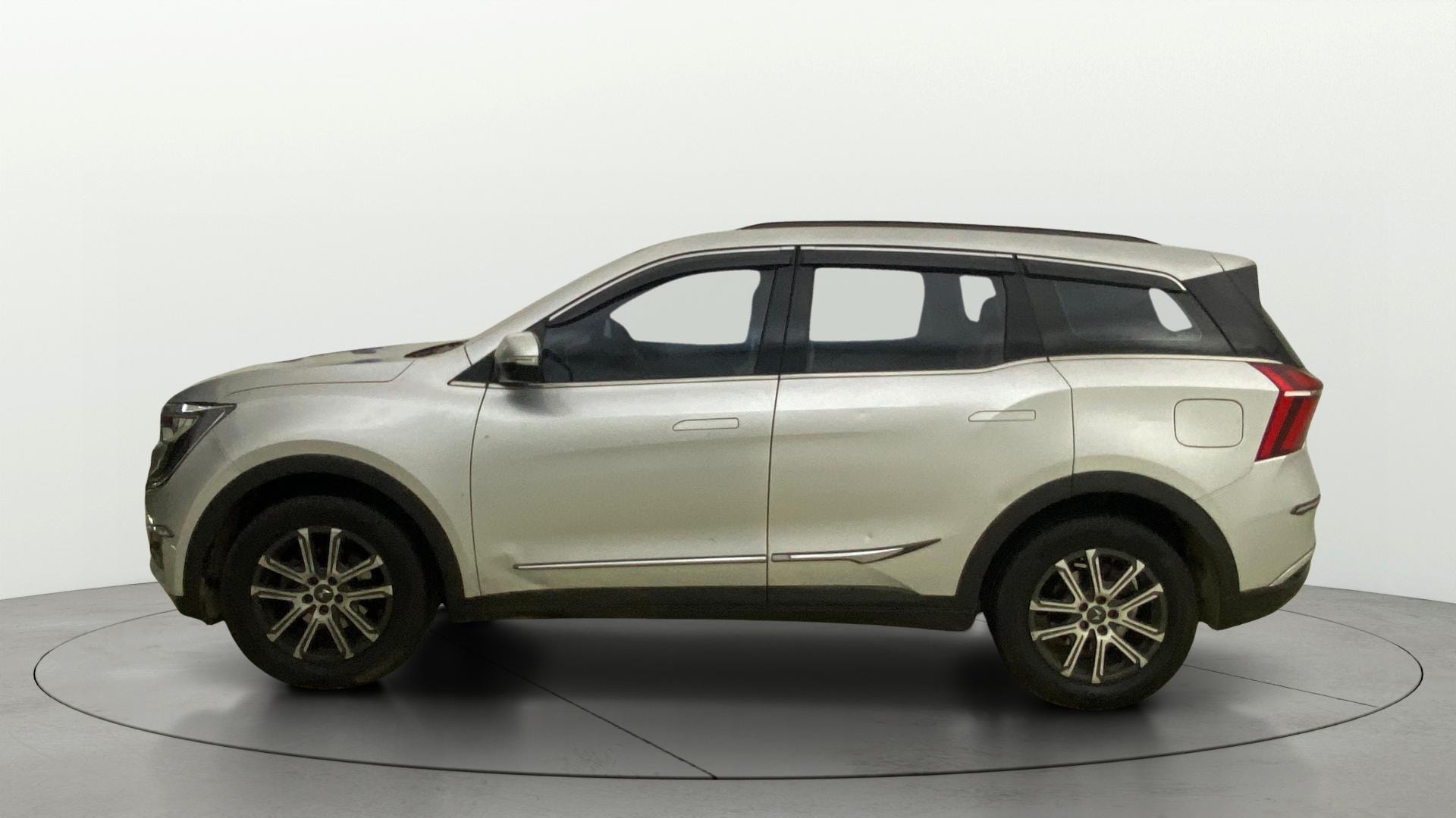 View 2022 Mahindra XUV700 MX Petrol 5 STR Image 28 Used 2022 Mahindra XUV700 MX Petrol 5 STR Image 28