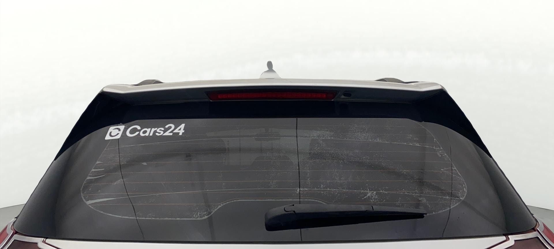 View 2022 Mahindra XUV700 MX Petrol 5 STR Image 4 Used 2022 Mahindra XUV700 MX Petrol 5 STR Image 4