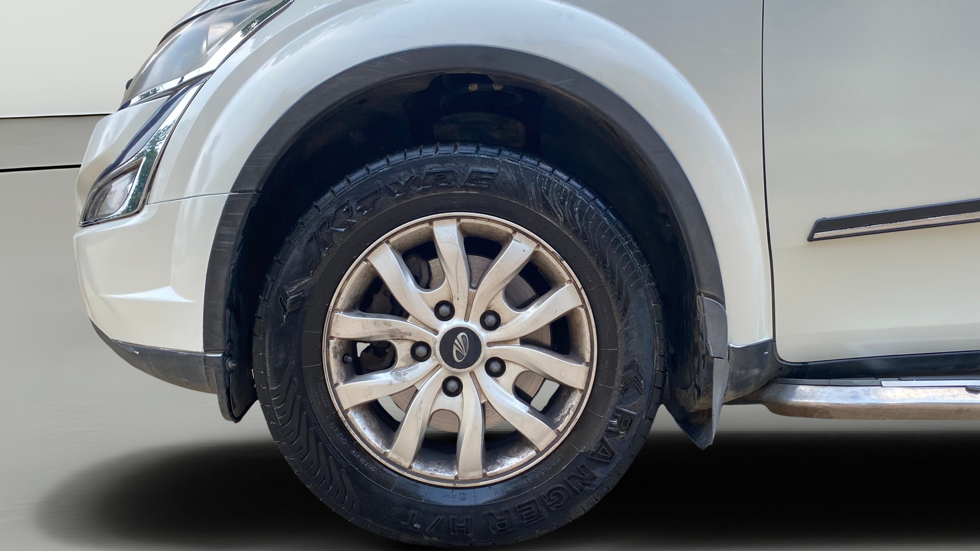 View 2016 Mahindra XUV500 W10 FWD Image 30 Used 2016 Mahindra XUV500 W10 FWD Image 30