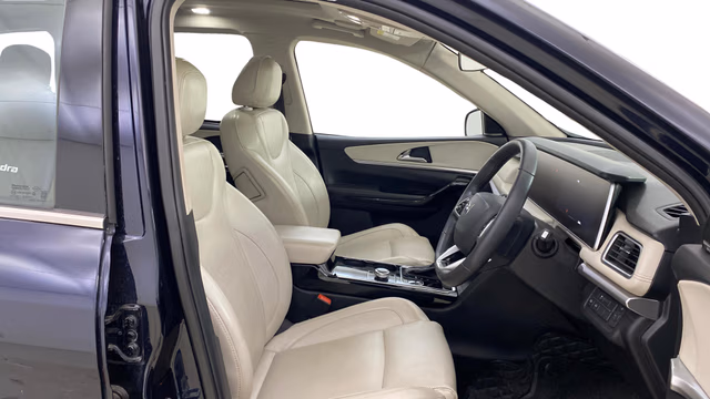 View Mahindra XUV700 Image 19 Used Mahindra XUV700 Image 19