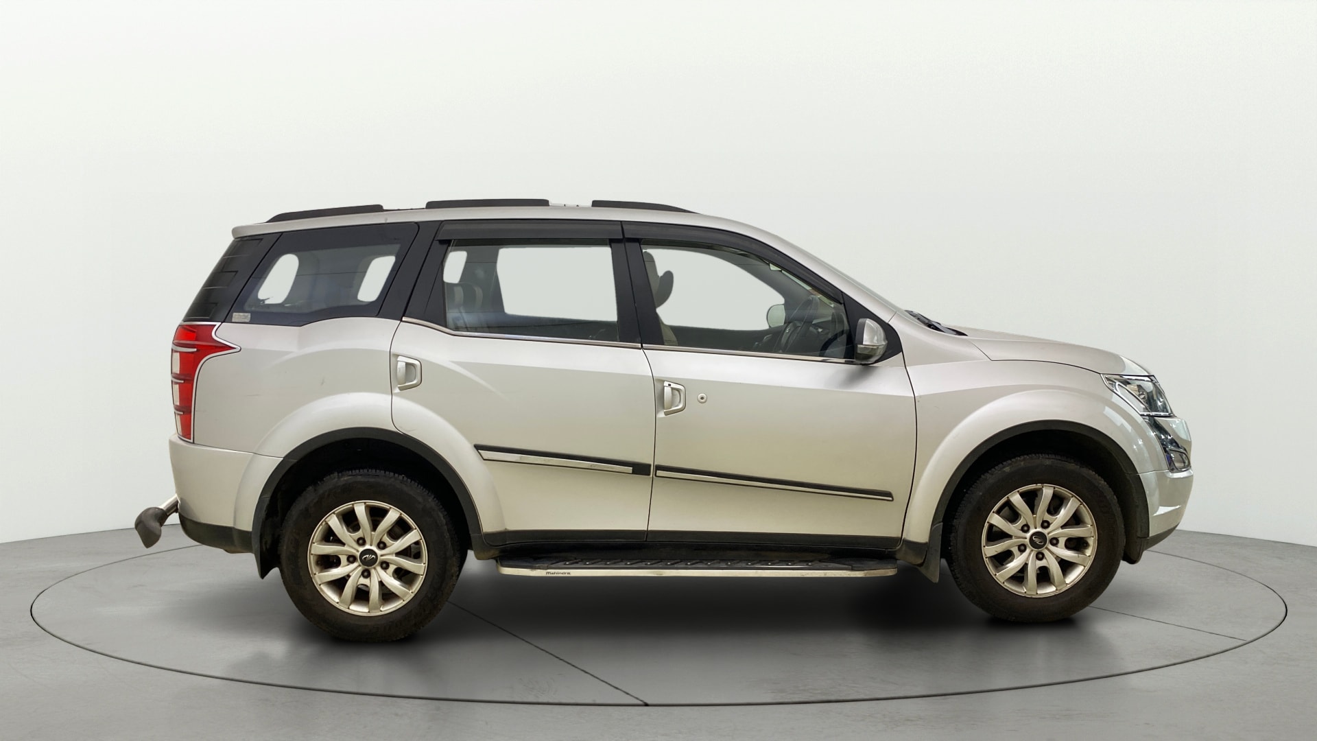 View 2017 Mahindra XUV500 W10 FWD Image 8 Used 2017 Mahindra XUV500 W10 FWD Image 8