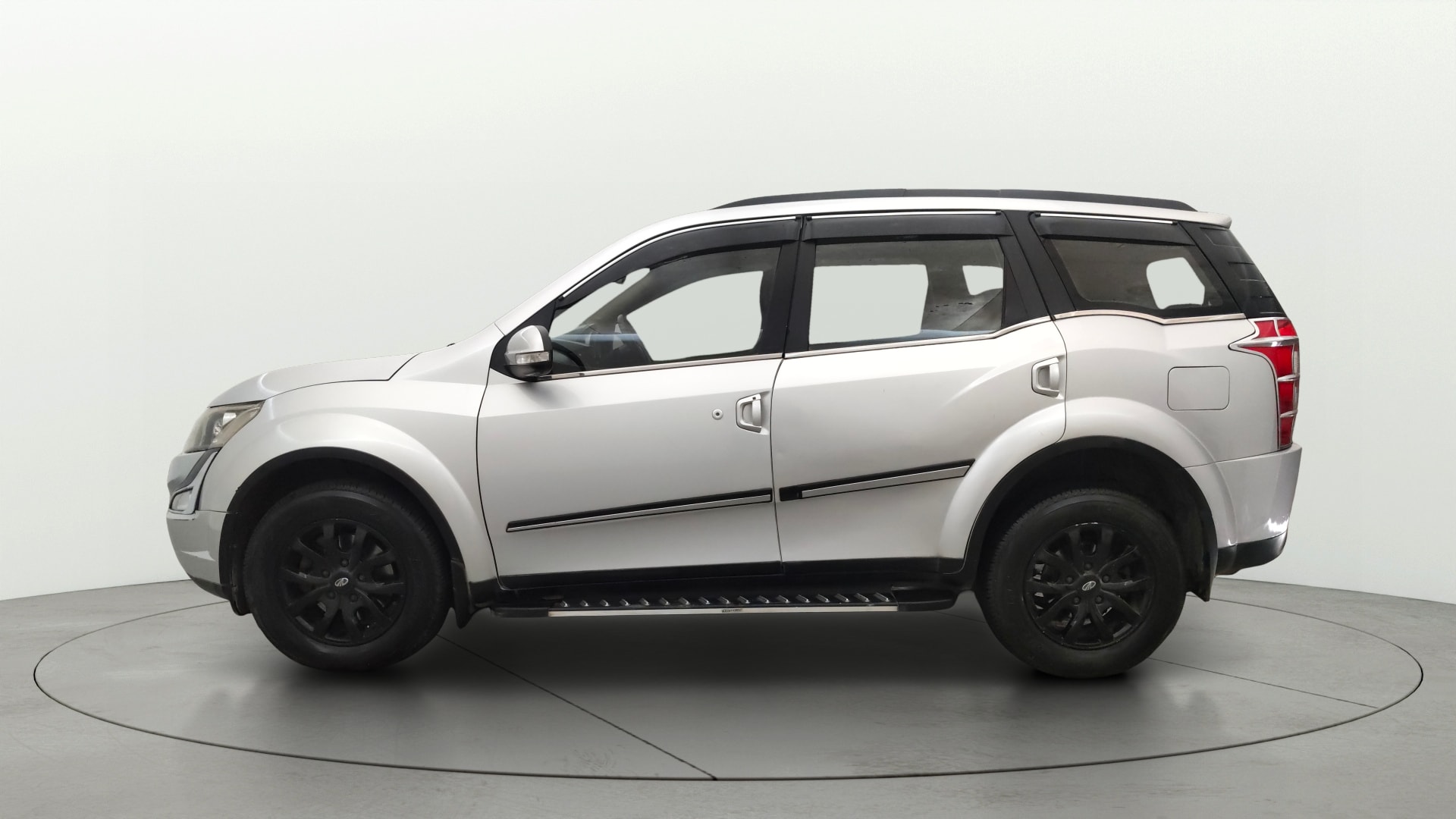 View 2015 Mahindra XUV500 W10 FWD Image 28 Used 2015 Mahindra XUV500 W10 FWD Image 28