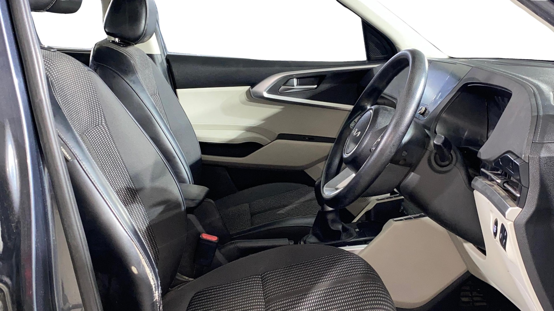 View 2022 Kia Carens Prestige 1.5 Petrol 7 STR Image 28 Used 2022 Kia Carens Prestige 1.5 Petrol 7 STR Image 28