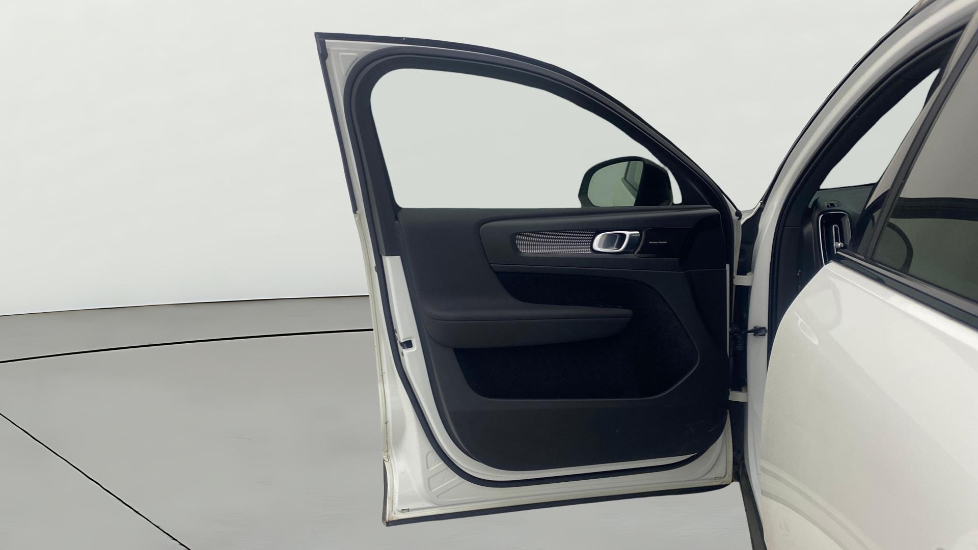 View 2020 Volvo XC40 D4 R-Design Image 39 Used 2020 Volvo XC40 D4 R-Design Image 39