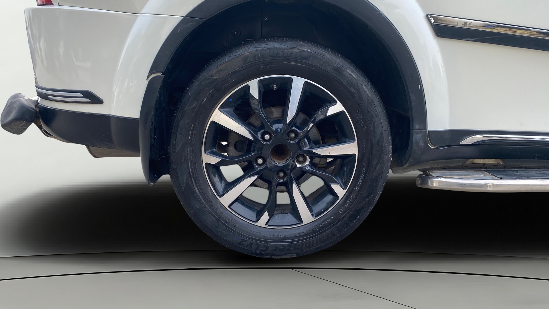 View 2020 Mahindra XUV500 W11 Image 26 Used 2020 Mahindra XUV500 W11 Image 26